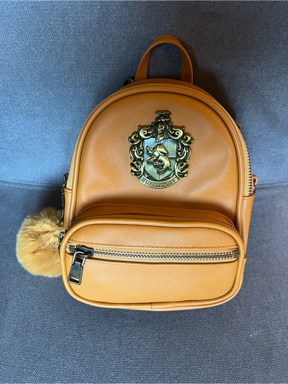 Universal Studios World of Harry Potter Mini Huffelpuff Backpack + Tie key chain